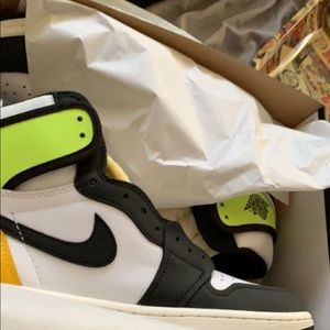 Volt Jordan 1s
